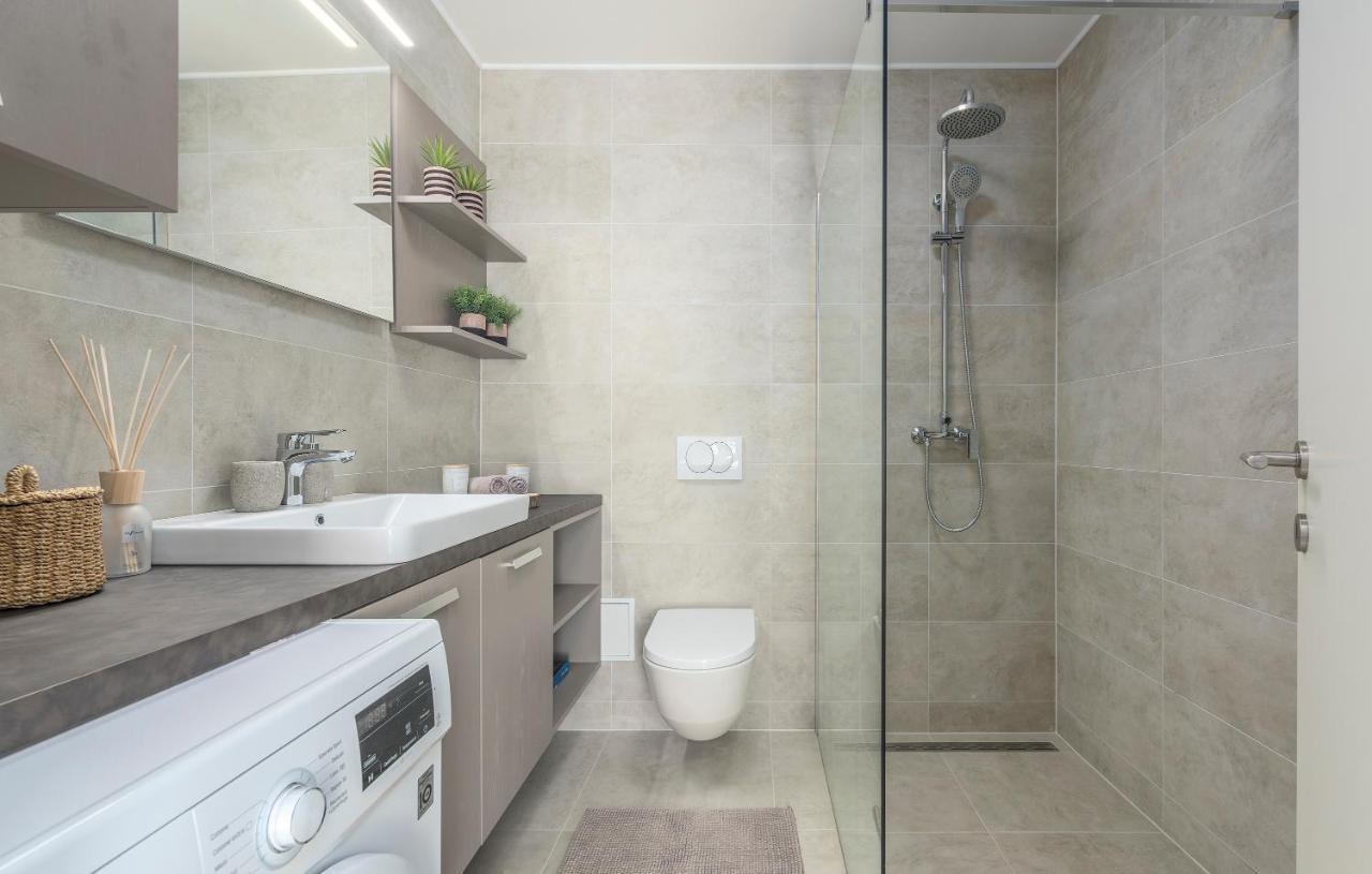 Just Renovated Stylish 2 Bedrooms Apartment Only A Few Steps From The Beach! Novigrad  Exterior photo