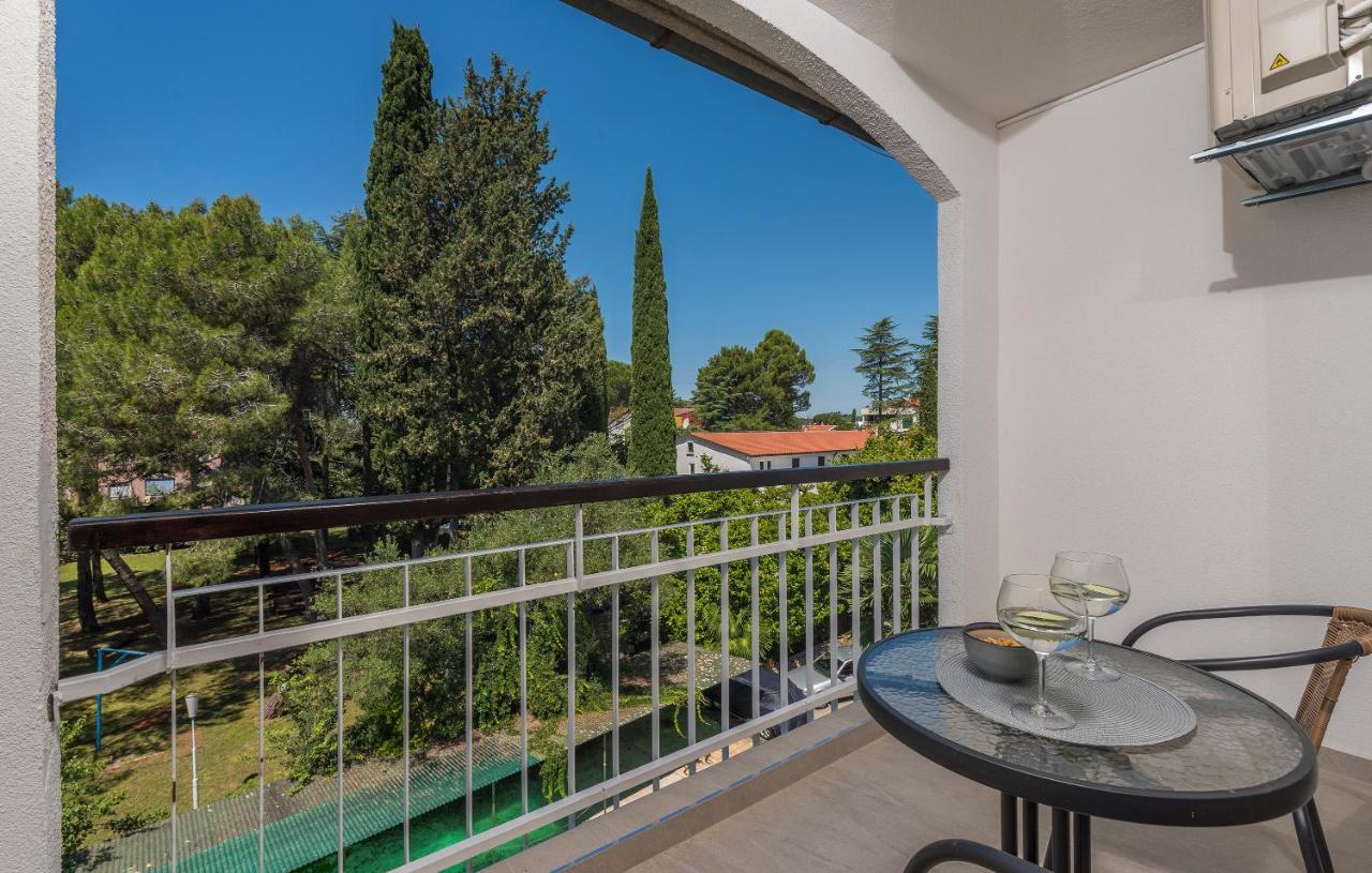 Just Renovated Stylish 2 Bedrooms Apartment Only A Few Steps From The Beach! Novigrad  Exterior photo